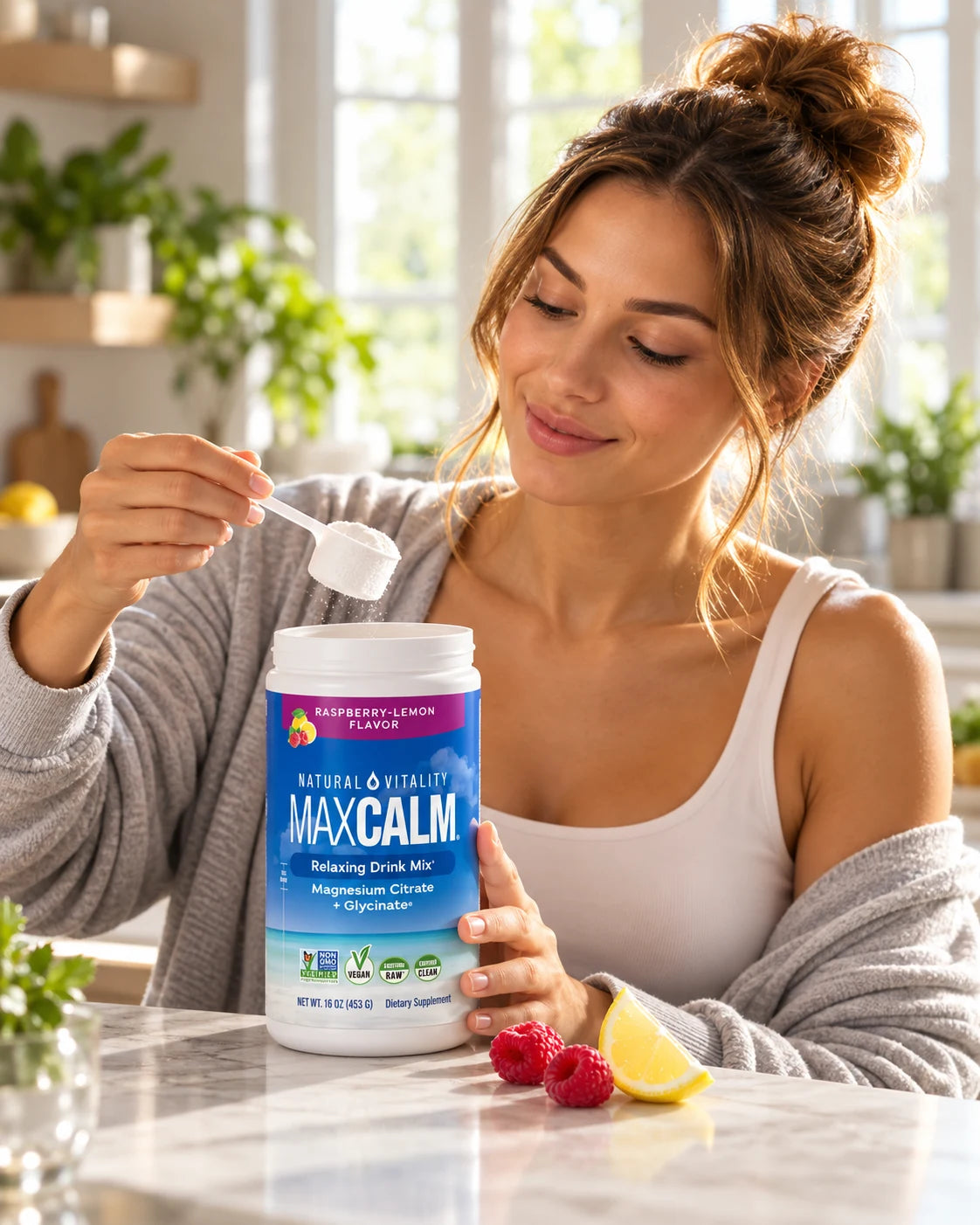 Mujer tomando una medida de polvo del envase MaxCalm