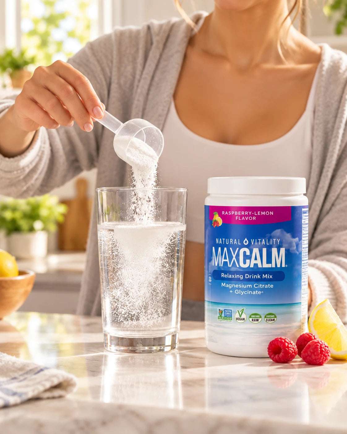 Mujer mezclando el polvo blanco de MaxCalm con agua