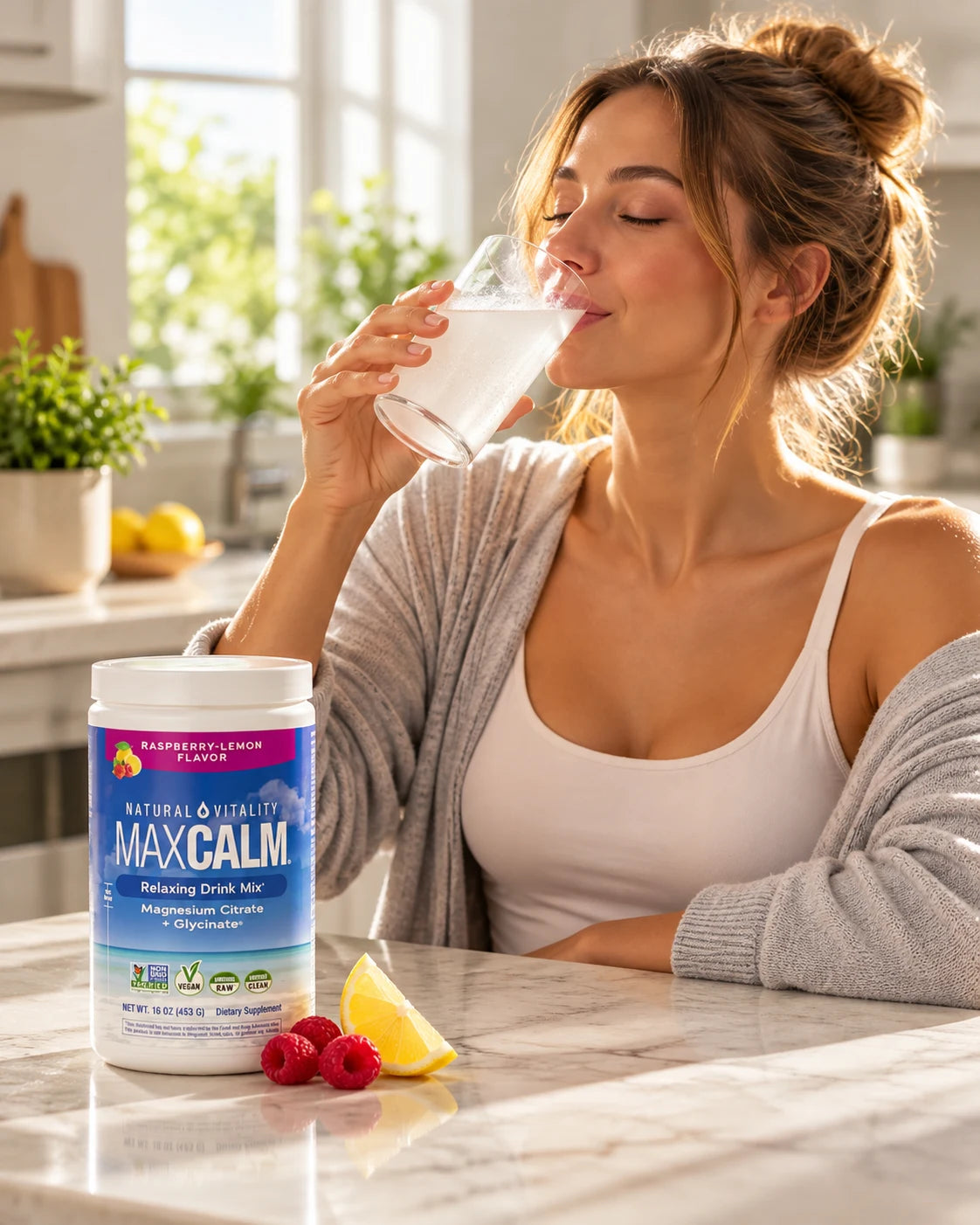 Mujer disfrutando su bebida MaxCalm
